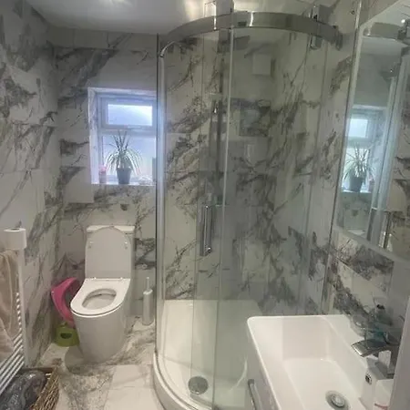 Luxurious Shared Home - Self Check-In, Free Street Parking Watford  Room photo