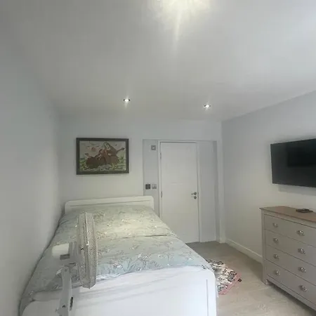 Luxurious Shared Home - Self Check-In, Free Street Parking Watford  Exterior photo