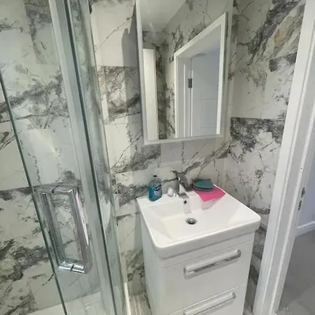Luxurious Shared Home - Self Check-In, Free Street Parking Watford  Room photo
