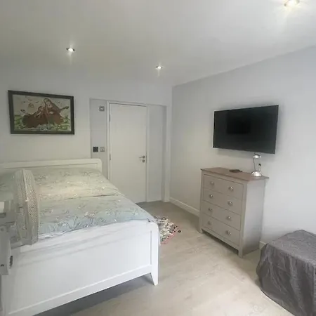 Luxurious Shared Home - Self Check-In, Free Street Parking Watford  Exterior photo