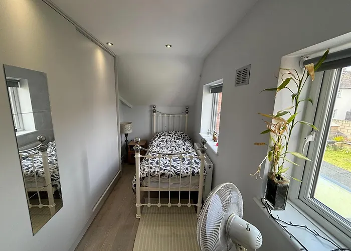 Luxurious Shared Home - Self Check-In, Free Street Parking