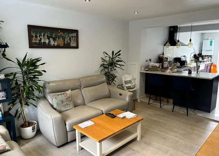 Luxurious Shared Home - Self Check-In, Free Street Parking