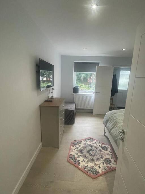 Luxurious Shared - Self Check-in, Free Street Parking * Watford (Hertfordshire)